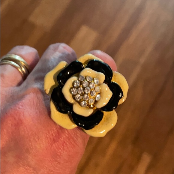 Big flower ring. - Picture 1 of 4